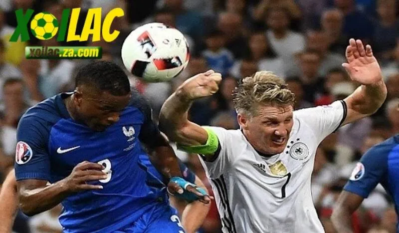 Bóng bất ngờ chạm vào tay cầu thủ 