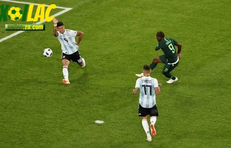 Cầu thủ cố tình sử dụng tay chơi bóng 