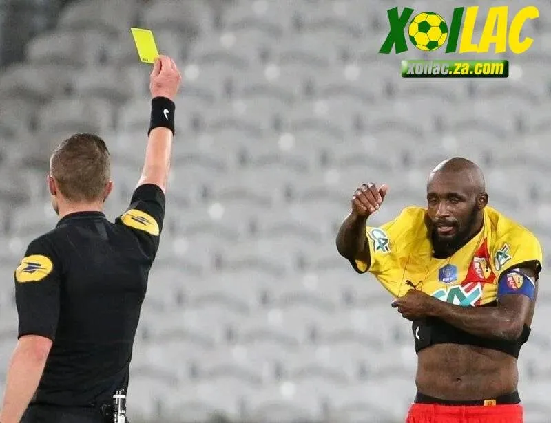 Thẻ vàng nhắc nhở cầu thủ